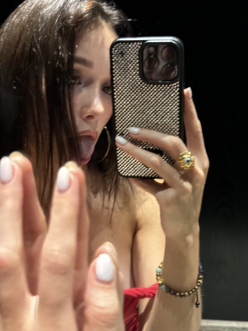 Watch Ellie Leen's leaked NSFW photo on TwXstars