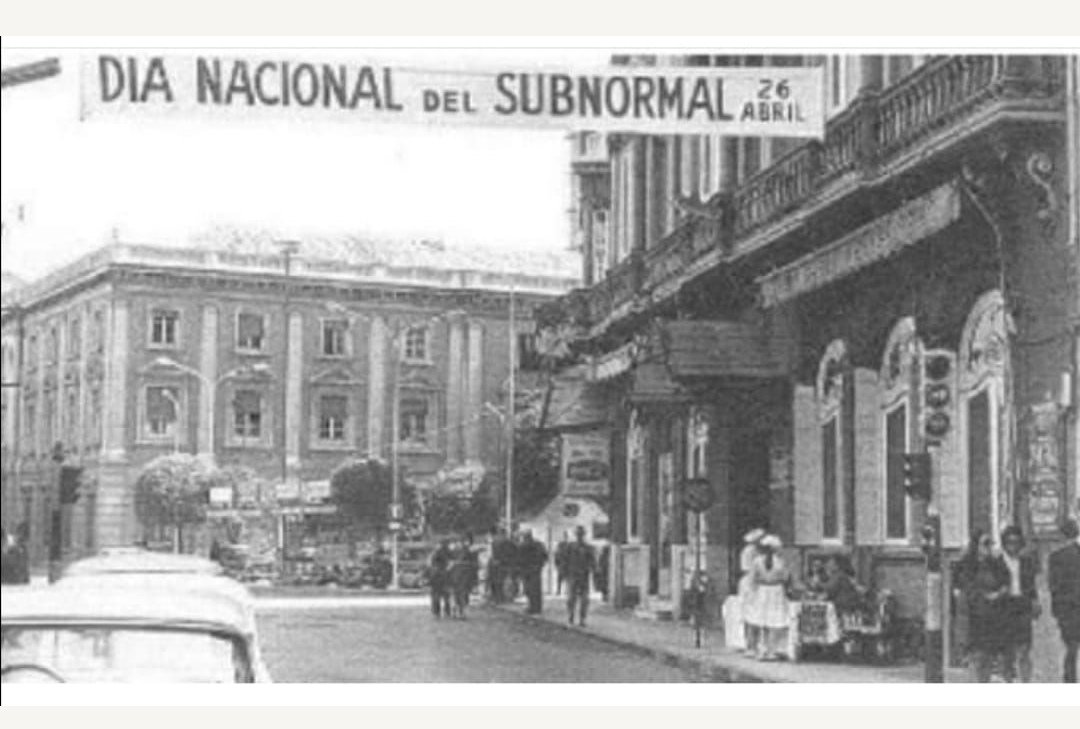 Españoles, en tiempos de nacional-catolicismo la palabra "subnormal" era normal.  Ahora suena mal. Pero, visto el comportamiento en gran parte de los profesionales de la política, quizá sería bueno normalizarla para ellos. El Caudillo estaría de acuerdo.