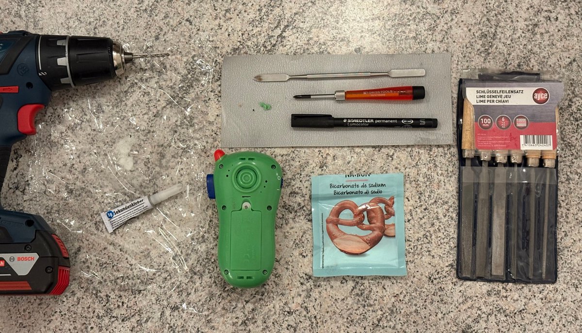 pascal_gujer's tweet image. 🔧 Dad Hack: Fixing Broken Plastic Parts!
When a toy snaps, unleash the secret combo: super glue + baking soda! 🪄 It hardens in seconds and rebuilds missing bits.
🛠️ Tools: drill, key files 😇, precision drivers, super glue, baking soda, plastic wrap
🔁 Process: glue →…