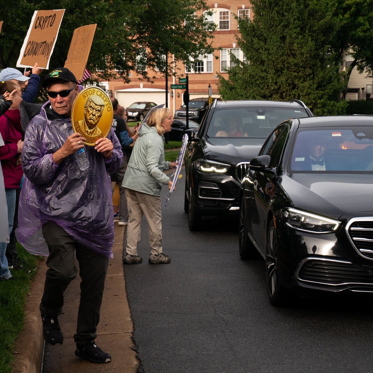 其他受邀者—— 凯特琳·辛克莱是一位保守派媒体人士，曾担任亲特朗普的“一个美国新闻”（One America  News）和年轻保守派团体“转折点行动”（Turning Point  Action）的记者。她在社交媒体上发布了晚宴的照片，其中一张特朗普先生出现在背景中。辛克莱女士在此次活动中的角色尚 ...