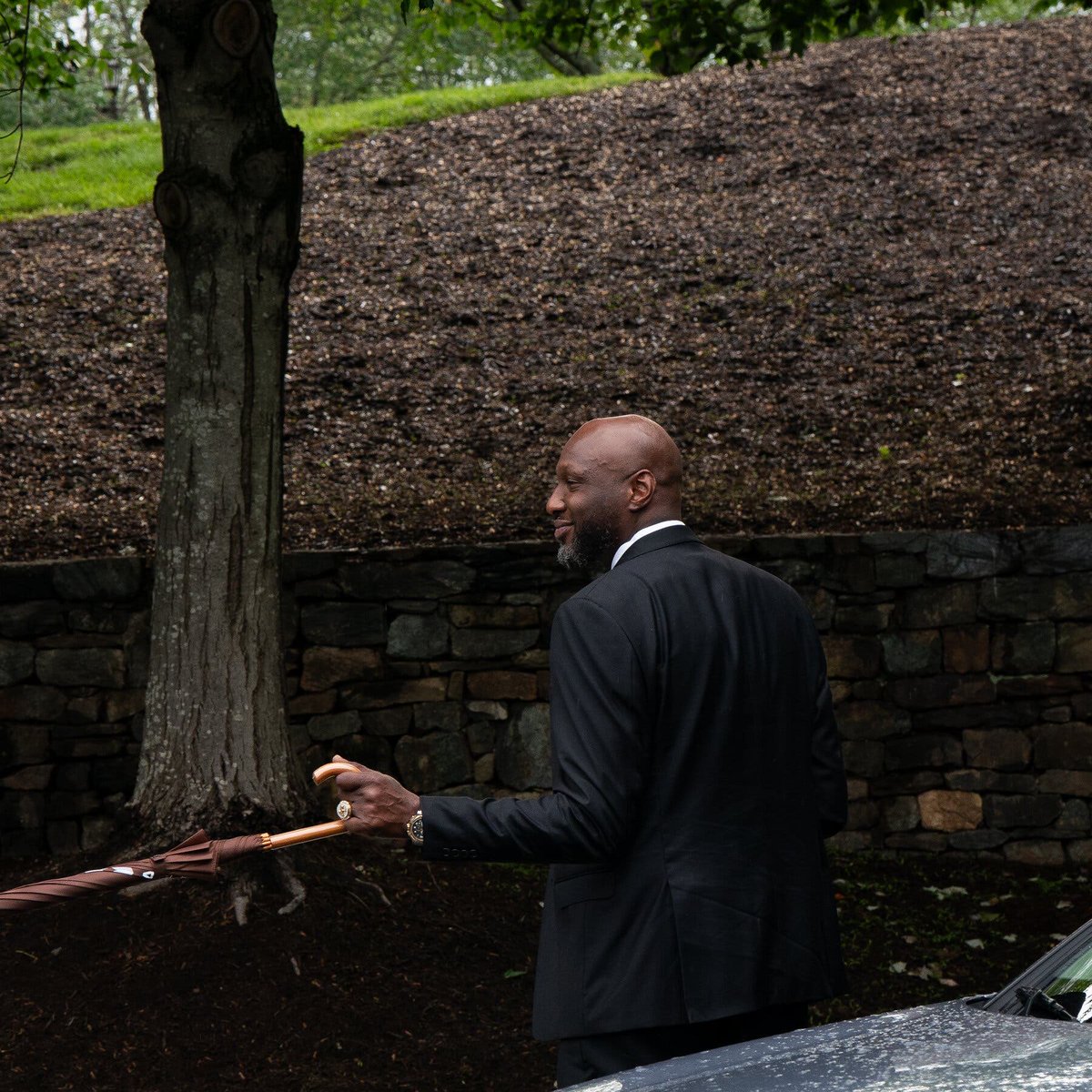 其他受邀者—— 凯特琳·辛克莱是一位保守派媒体人士，曾担任亲特朗普的“一个美国新闻”（One America  News）和年轻保守派团体“转折点行动”（Turning Point  Action）的记者。她在社交媒体上发布了晚宴的照片，其中一张特朗普先生出现在背景中。辛克莱女士在此次活动中的角色尚 ...