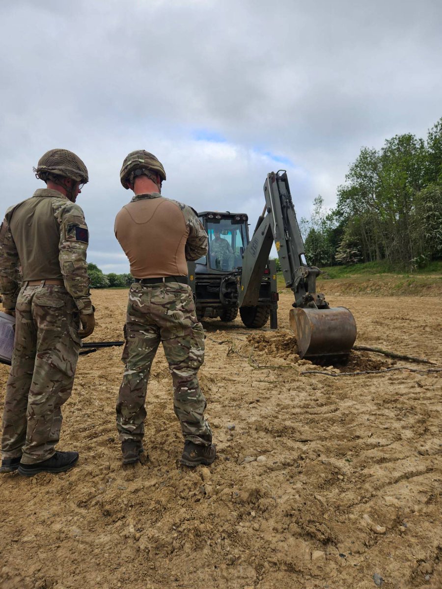Last weekend, the Squadron made the most of the (unusual) glorious weather to carry out valuable training in North Yorkshire.

Activities included refreshing essential skills around fire trenches and mortar pits—vital knowledge for operational effectiveness.

#Ubique