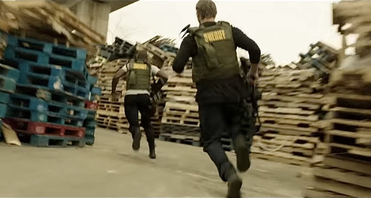 「ザ・アウトロー」という映画を見たんですが、後半の銃撃シーンがカッコ良い