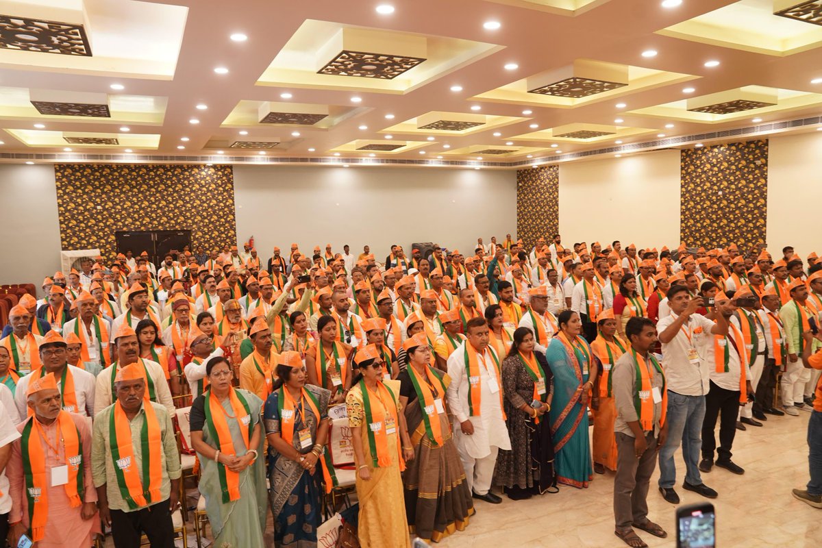 Nityanand Rai (@nityanandraibjp) on Twitter photo рдЖрдЬ рд╡реИрд╢рд╛рд▓реА рджрдХреНрд╖рд┐рдгреА рдЬрд┐рд▓рд╛ рдХрд╛рд░реНрдпрд╕рдорд┐рддрд┐ рдХреА рдмреИрдардХ рдореЗрдВ рдорд╛. рдкреНрд░рджреЗрд╢ рдЕрдзреНрдпрдХреНрд╖ рд╢реНрд░реА рджрд┐рд▓реАрдк рдЬрдпрд╕рд╡рд╛рд▓ рдЬреА рдХреЗ рд╕рд╛рде рд╕рдореНрдорд┐рд▓рд┐рдд рд╣реБрдЖред
рдмреИрдардХ рдореЗрдВ рдорд╛рдирдиреАрдп рдкреНрд░рдзрд╛рдирдордВрддреНрд░реА рд╢реНрд░реА рдирд░реЗрдВрджреНрд░ рдореЛрджреА рдЬреА рдХреЗ рдиреЗрддреГрддреНрд╡ рдореЗрдВ рдЪрд▓ рд░рд╣реА рдЬрдирдХрд▓реНрдпрд╛рдгрдХрд╛рд░реА рдпреЛрдЬрдирд╛рдУрдВ рдХреЛ рдШрд░ рдШрд░ рддрдХ рдкрд╣реБрдБрдЪрд╛рдиреЗ, рд╕рдВрдЧрдардирд╛рддреНрдордХ рд╕рд╢рдХреНрддреАрдХрд░рдг рдФрд░ рдЖрдЧрд╛рдореА рдХрд╛рд░реНрдпрдпреЛрдЬрдирд╛ рдкрд░ рдЪрд░реНрдЪрд╛ рд╣реБрдИред рдЖрдЬ рд╡реИрд╢рд╛рд▓реА рджрдХреНрд╖рд┐рдгреА рдЬрд┐рд▓рд╛ рдХрд╛рд░реНрдпрд╕рдорд┐рддрд┐ рдХреА рдмреИрдардХ рдореЗрдВ рдорд╛. рдкреНрд░рджреЗрд╢ рдЕрдзреНрдпрдХреНрд╖ рд╢реНрд░реА рджрд┐рд▓реАрдк рдЬрдпрд╕рд╡рд╛рд▓ рдЬреА рдХреЗ рд╕рд╛рде рд╕рдореНрдорд┐рд▓рд┐рдд рд╣реБрдЖред
рдмреИрдардХ рдореЗрдВ рдорд╛рдирдиреАрдп рдкреНрд░рдзрд╛рдирдордВрддреНрд░реА рд╢реНрд░реА рдирд░реЗрдВрджреНрд░ рдореЛрджреА рдЬреА рдХреЗ рдиреЗрддреГрддреНрд╡ рдореЗрдВ рдЪрд▓ рд░рд╣реА рдЬрдирдХрд▓реНрдпрд╛рдгрдХрд╛рд░реА рдпреЛрдЬрдирд╛рдУрдВ рдХреЛ рдШрд░ рдШрд░ рддрдХ рдкрд╣реБрдБрдЪрд╛рдиреЗ, рд╕рдВрдЧрдардирд╛рддреНрдордХ рд╕рд╢рдХреНрддреАрдХрд░рдг рдФрд░ рдЖрдЧрд╛рдореА рдХрд╛рд░реНрдпрдпреЛрдЬрдирд╛ рдкрд░ рдЪрд░реНрдЪрд╛ рд╣реБрдИред