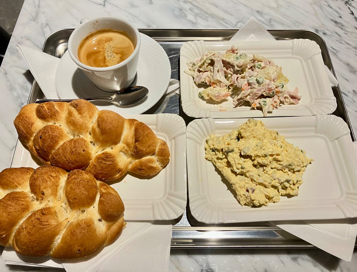 Šel jsem na vlastní oči zjistit, zda se zvěsti o skvělém lahůdkářství v Praze zakládají na pravdě. A oni ano. Zlatý kříž v Jungmannově ulici, mé nové poutní gastro místo!