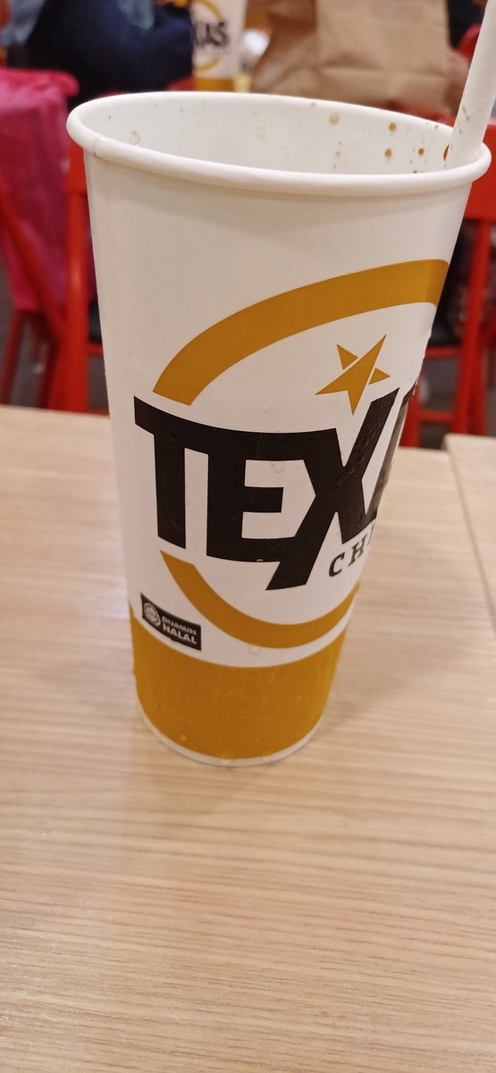 nbhnnwr's tweet photo. went to pesta buku with afiq, penat n dahaga nak mampus, so i decided to sit in texas for an hour n order only a cup of soft drink (this is my 3rd free refill)

best life hacks https://t.co/LZHBMjkDPQ
