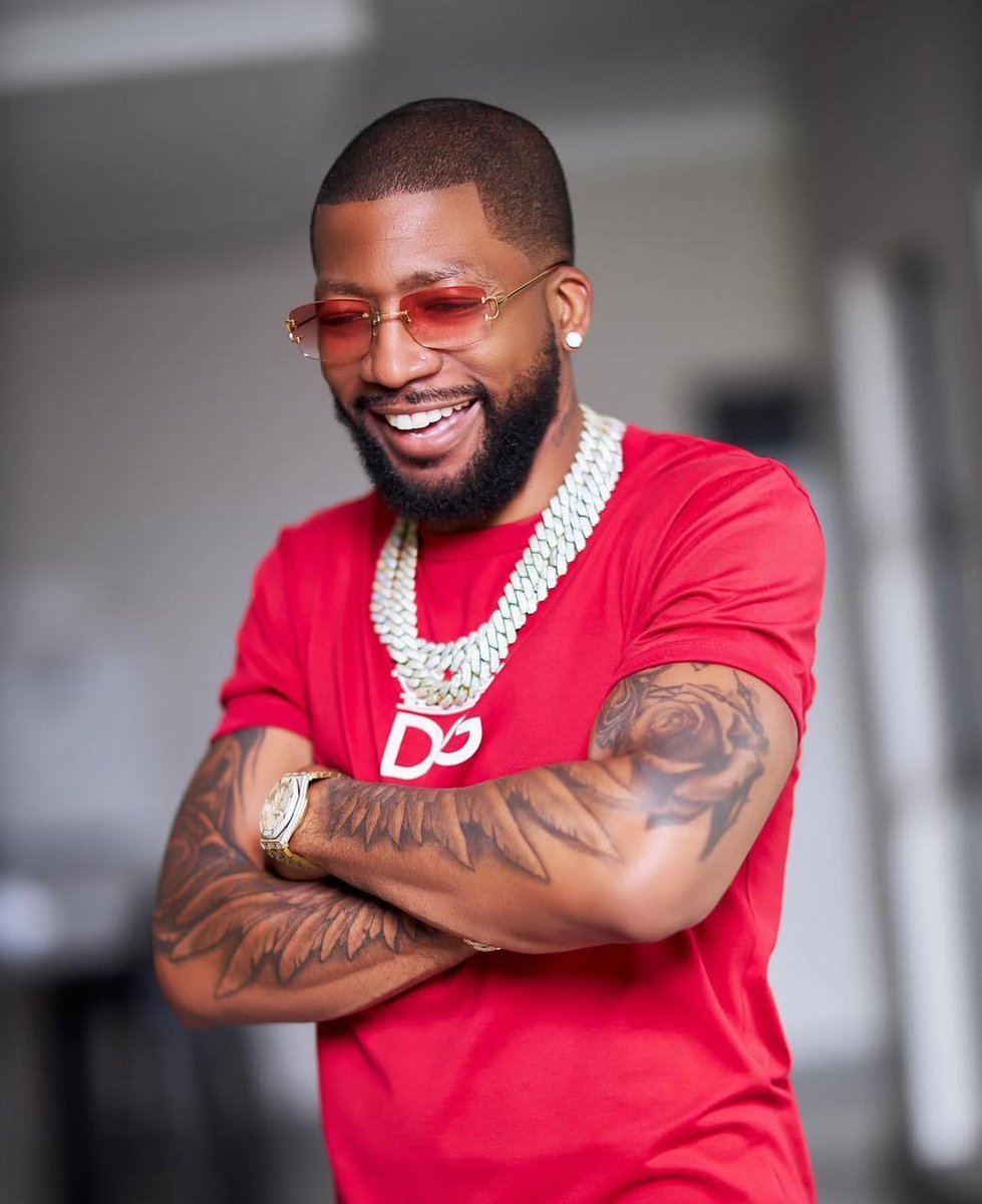RaesibeMamosebo's tweet photo. So Greg is the organiser of the Rick Ross event, he booked Mawhoo and paid her in full, she was caught calling him a scammer on voice note and now he suing her for defamation https://t.co/tdvKVOM0Yo