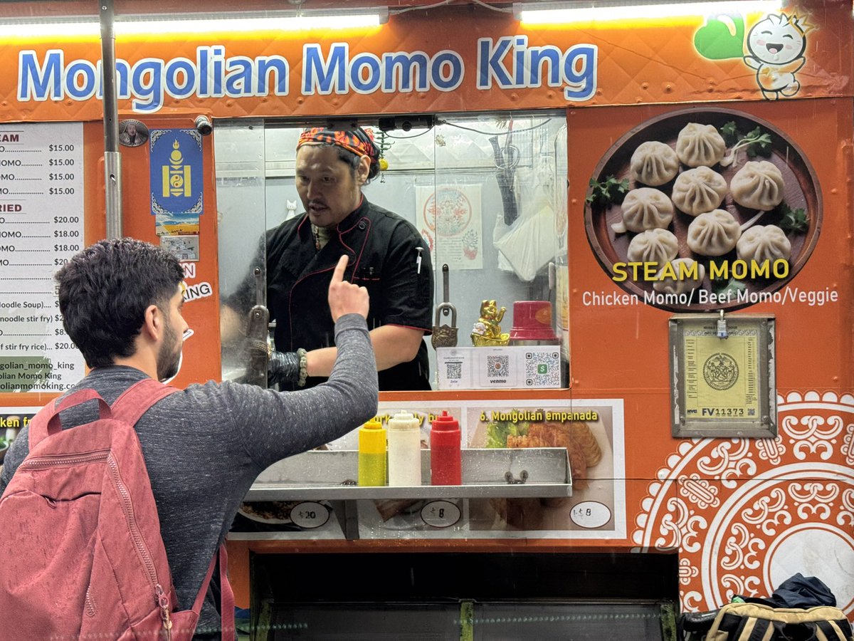 Хэрвээ та Нью Йорк хотод зочилж байгаа бол Bleecker street and 6th Avenue-д байрлах Mongolian Momo King дээрээс монгол хоолоо идэх боломжтой шүү. Зорьж очоод сайхан шөлтэй халуун хуушуур, бууз, цуйвангаар дайлуулж, хөлсөө гартал сүүтэй хийцтэй цайгаа уулаа. Цайны цагаар бол мань