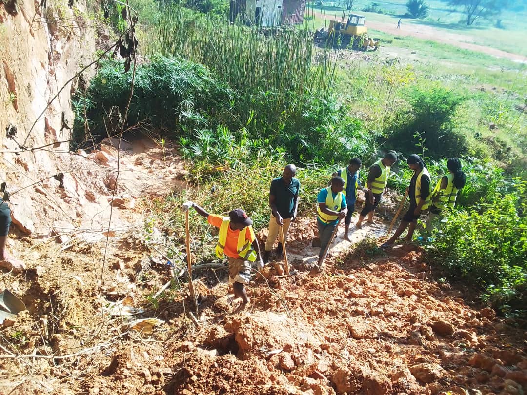cnjkinyinya's tweet photo. 1.Biri kuba: Urubyiruko rw' abakorerabushake mu Murenge wa Kinyinya mu kagari ka Gacuriro rwitabiriye umuganda a wo gukora umuyoboro w'amazi no kurwanya Ibiza byatewe n'imvura @REMA_Rwanda @CityofKigali @Gasabo_District @RwandaYouth @RwandaYouthArts @Rwandapolice @RwandaYouthVol1 https://t.co/m04SqEDkoT