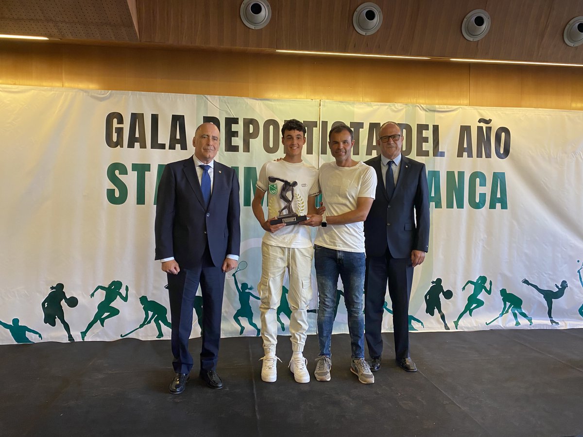 Bonito momento el vivido ayer para la familia de Stadium por la elección de Yago Castellanos como mejor deportista masculino del año, galardón que le entregó su padre Carlos, el cual recibió el mismo premio justo hace 25 años.

<a href="/adrianbotiza/">adrianbotiza</a> 
<a href="/KiaAutosalduba/">Kia Autosalduba</a>  
<a href="/WilsonTenisEsp/">Wilson Tenis España</a>