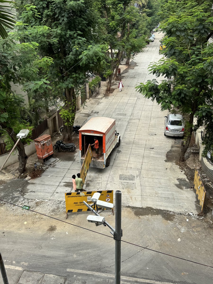 Hi <a href="/mybmcWardHW/">Ward HW BMC</a> <a href="/mybmc/">माझी Mumbai, आपली BMC</a> is this how the road concretisation will be left after months of construction? Unfinished on the sides and edges and hazardous for both vehicles and pedestrians? Intersection of 1st and 3rd Road, Almeida Park.