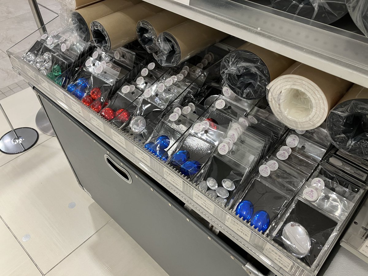 Hands_Umeda's tweet image. CLASSE（クラッセ）のコスプレパーツ制作用材料、あります！
COSボード匠はもちろん、クリスタルパーツも扱っております。
全種類は置いていませんが、実際のサイズ感や硬さ、色目をご確認いただけます。
11F素材コーナーにて！
（11Fはし）
#クラッセ
#CLASSE
#COSボード