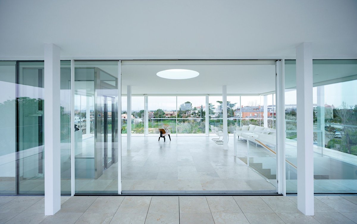 #100x100masterhouses 
Casa Rotonda (Madrid. 2021).
Campo Baeza: "Construir una casa en lo alto de una colina, como el mismísimo Palladio, sueño de todo arquitecto. Una planta cuadrada de enorme flexibilidad. Y arriba del todo, querríamos atrapar un trozo de cielo".
📷 J. Callejas