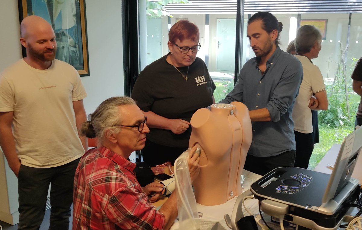 Formation aux ponctions pleurales échoguidées au CH de Challans, pour permettre à tous d'aborder la plèvre en toute sécurité. Jean Morin et Gilles M. partagent leur expertise à des médecins avides d'apprendre. Bases théoriques et atelier pratique pour s'y mettre dès demain !