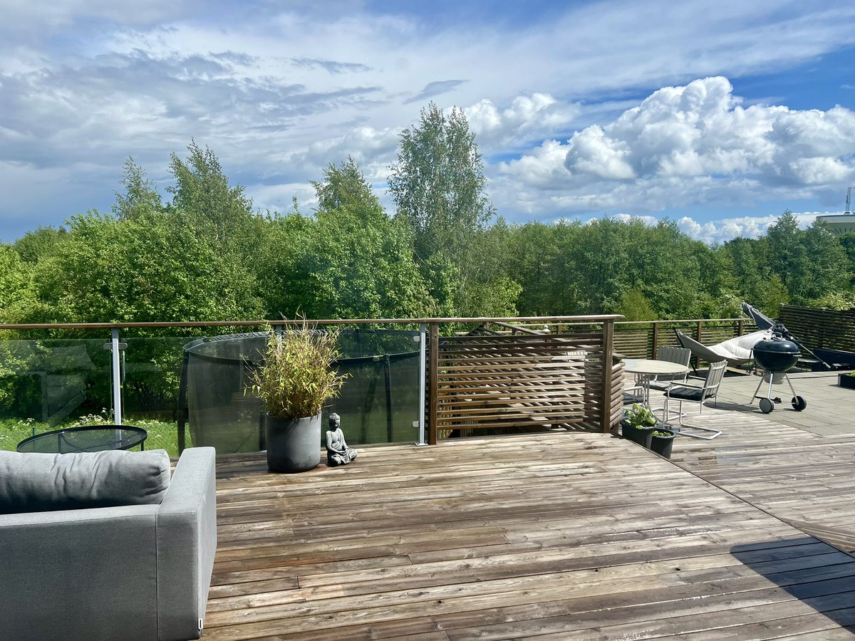 Only in Sweden can you get sunburn and frostbite on the same day. These photos were taken 30 minutes apart. 🥶🥵