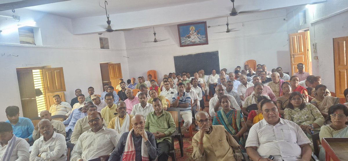'सूचना का अधिकार: वर्तमान में प्रासंगिकता और चुनौतियां' विषय पर आयोजित गोष्ठी में रहना हुआ...
गोष्ठी के मुख्य अतिथि उत्तर प्रदेश राज्य सूचना आयुक्त श्रीमान पी.एन. द्विवेदी जी रहे तथा अध्यक्षता सह विभाग संघचालक श्रीमान सी.एस. सिंह जी ने किया .....