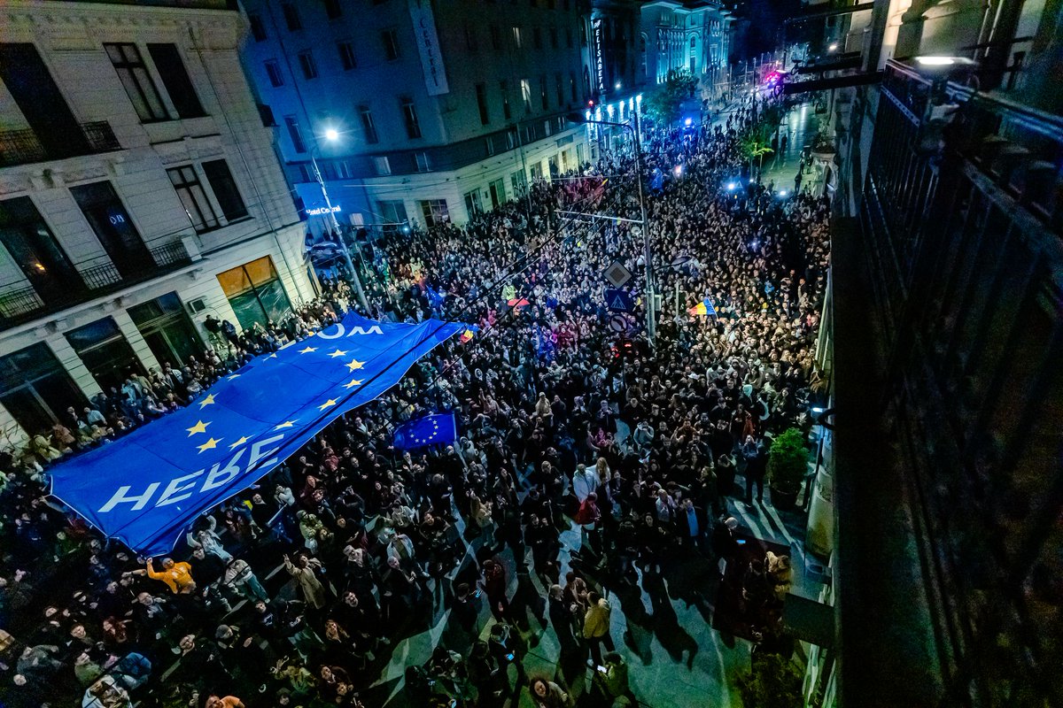 🇷🇴 🇪🇺 România, continuăm pe drumul democratic, pro-european și transatlantic cu speranța unui viitor mai bun!

Nu există salvatori - NOI ne construim țara pe care o dorim, ÎMPREUNĂ.

Vă mulțumesc pentru încredere - voi face tot ce pot ca să o onorez.

Mulțumesc tinerilor români