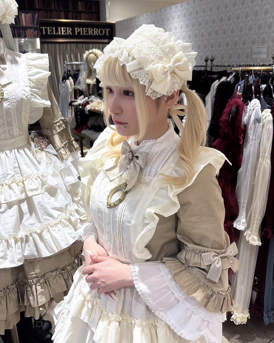 ATELIER PIERROT ピナスイートコレクションアイボリー　エプロン Pina sweetcollection／ティアードフリルエプロン （梨地アイボリー