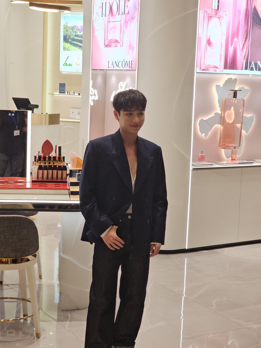 itsweise's tweet photo. My gorgeous baby @AtthaphanP 😘🩵

#LancomeCambodiaxGunAtthaphan https://t.co/688evBKO7E