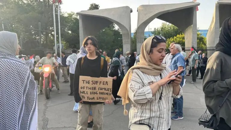 siamakfarid's tweet image. آنان که به نام  #چپ شعار مرگ و شعار جنگ طلبانه می‌دهند مجریان نمایش ابلهانه سرویسهای امنیتی ج ا هستند. 
چپ! شعار مرگ بر اسرائیل نمی‌دهد  و طرفدار طرح دو کشوری است
چپ شعار جنگ نمی دهد 
چپ به موازین دمکراتیک باور دارد و راهش برای رسیدن به این موازین پایان دادن به ج ا است
تمام