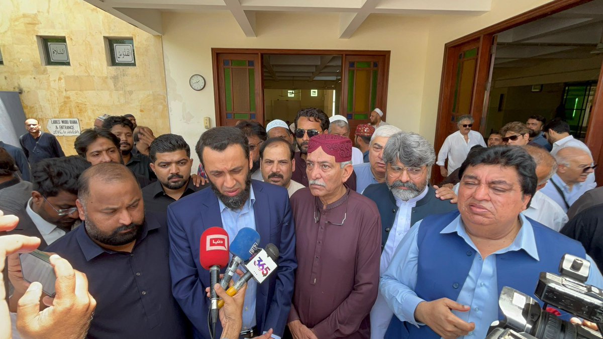 ثمینہ آپا لحد کے سپرد کردی گئیں اور دعا ہے کہ رب آسانیاں فرمائے اور اس موقع پر وزیراعظم شہباز شریف جانب سے تعزیتی ٹوئٹ اور وفاقی وزیر عطا تارڑ کا ان کے گھر پہنچنا جنازہ میں شرکت کرنا یہ ثابت کررہا ہے کہ نوازلیگ اپنے ورکر کے ساتھ کھڑی ہے 
ویلڈن تارڑ صاحب