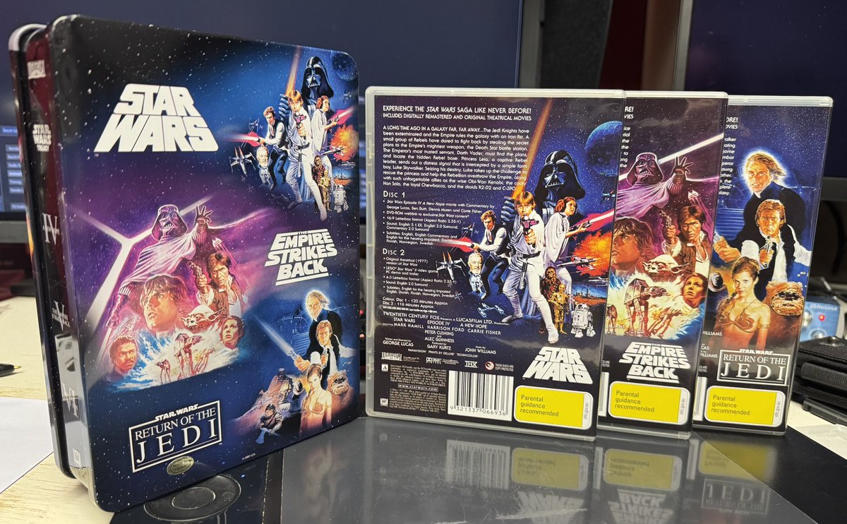 Star Wars home video saga
Chaque jour une édition random de la saga
J4
2007 Trilogie limited edition DVD 30eme anniversaire Tin box Australie

#starwars
#empirestrikesback
#returnofthejedi
#physicalmedia
#homevideo
#thx