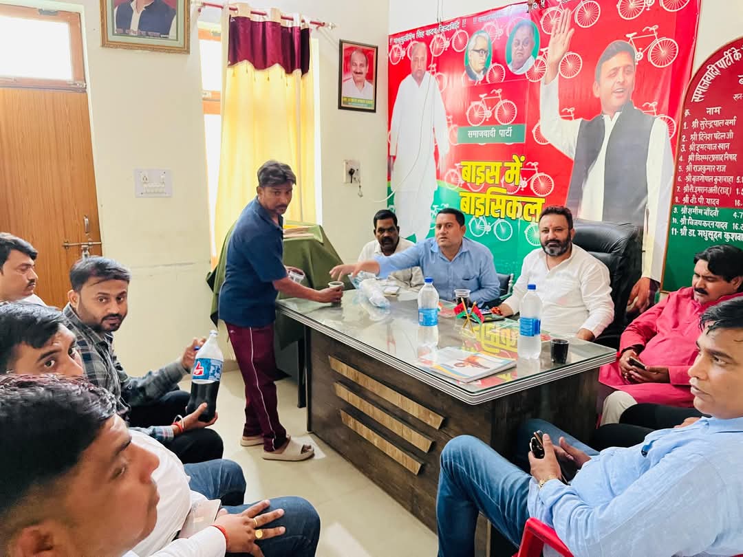 spnitinkohli's tweet photo. जनपद बांदा पार्टी कार्यालय पहुँचकर संघर्ष कें साथियों कें साथ शिष्टाचार भेट की एवं संघठन को मजबुत करने कें लिये मुख्य बिन्दुओं पर चर्चा की ॥
प्रमुख रूप सेप्रदेश कार्यकारिणी सदस्य श्री राजेश शर्मा जी, जी  एवं अन्य पार्टी पदाधिकारी मौजुद रहे ॥ @yadavakhilesh @socialistaditya https://t.co/R7hCGTmJQK
