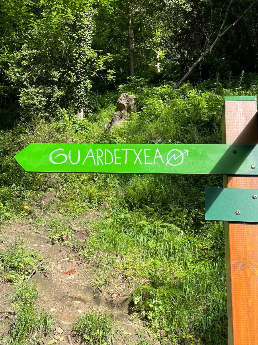 Estos carteles en el Monte Urgul los acaban de colocar. Llevaban años pintados y abandonados. Así es como algunos respetan lo de todos y como el Ayuntamiento cuida de lo que financian tus impuestos. 
Nadie se va a a responsabilizar. 
¿Una década más con carteles vandalizados?