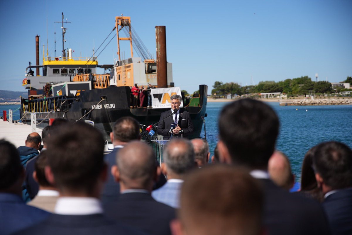 Andrej Plenković (@andrejplenkovic) on Twitter photo U sklopu velikog investicijskog ciklusa <a href="/VladaRH/">Vlada Republike Hrvatske</a> diljem 🇭🇷 obale, u Omišu smo otvorili novu luku vrijednu 10 mln € 🛳️ koja daje novu gospodarsku dimenziju i otvara redovnu brodsku liniju prema Braču.
Ova luka i brojna druga infrastrukturna ulaganja povezuju, razvijaju i U sklopu velikog investicijskog ciklusa <a href="/VladaRH/">Vlada Republike Hrvatske</a> diljem 🇭🇷 obale, u Omišu smo otvorili novu luku vrijednu 10 mln € 🛳️ koja daje novu gospodarsku dimenziju i otvara redovnu brodsku liniju prema Braču.
Ova luka i brojna druga infrastrukturna ulaganja povezuju, razvijaju i
