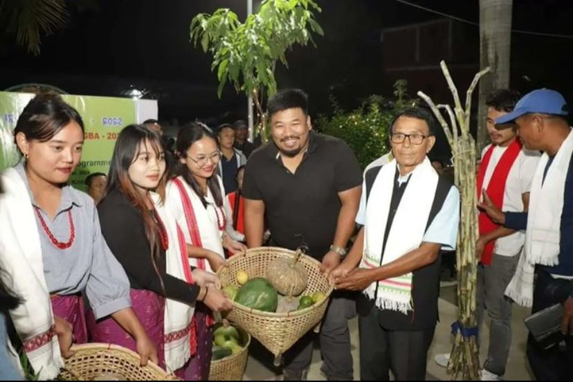 turng_point's tweet photo. Manipur: What woke the Tangkhuls up now? They cheered Arambai terrorists, stayed silent &amp; were completely complicit when the Salai Taret flag was hoisted on Kuki churches, and they even felicitated the Arambai chief. Felt the pinch finally? Hypocrite Christians
#TangkhulHypocrisy https://t.co/zTlUKuBZ9J