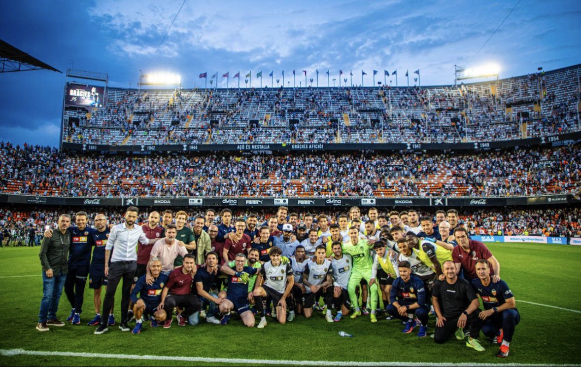 delas7's tweet photo. Se terminó…! Mucho trabajo y mucha dedicación. Quería dar las gracias a todos por haberme acogido tan bien, ha sido un placer trabajar con grandes profesionales de los que he aprendido una barbaridad, pero con mejores personas! Gracias a todos de corazón. #Amunt 🧡🖤⚽️🦇 https://t.co/AP18jOytpB
