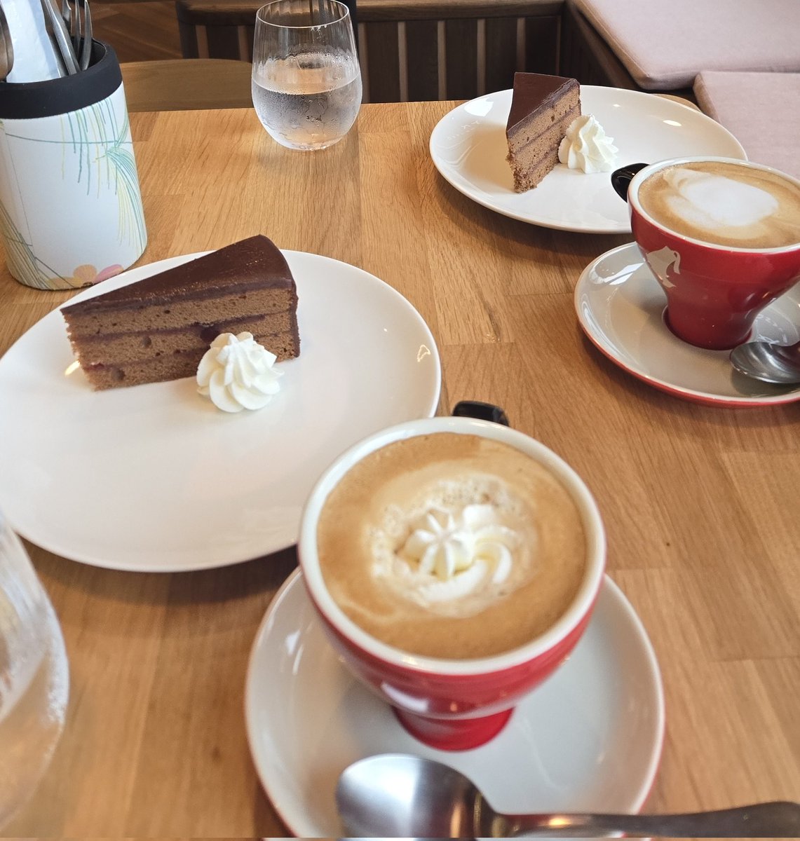 オーストリア館カフェに
HYDEさんのサイン✨
スタッフさんに
HYDEファンだと伝え
入口のサインや
オーストリアデーの話してたら
教えてくれた🥲
スタッフさん優しくて感動✨
今後サインと共に
写真等も展示するそう
ザハトルテも絶品✨
#なんて素敵なオーストリアなんでしょう
#オーストリア
#関西万博