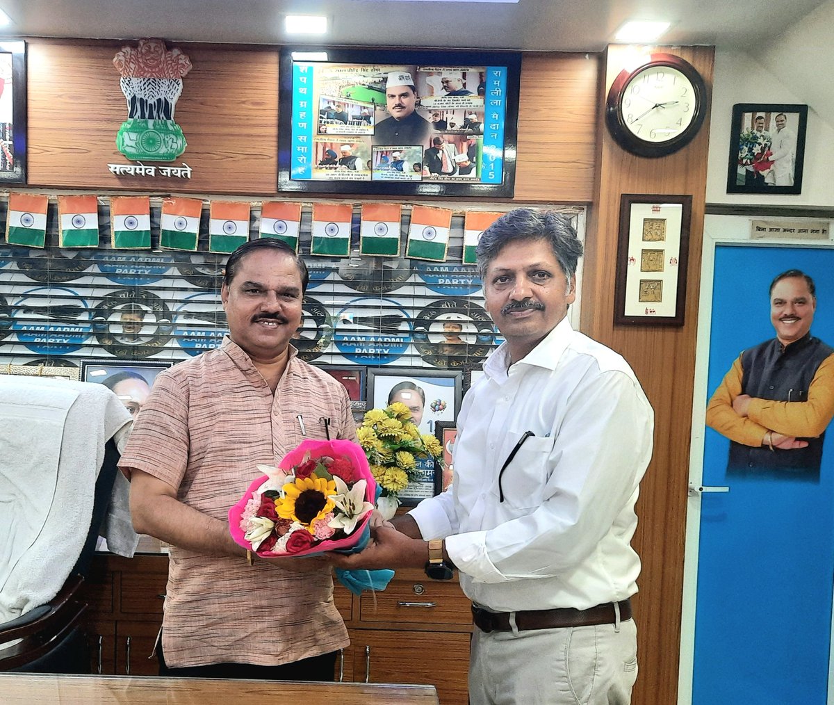 आम आदमी पार्टी, मध्यप्रदेश के  प्रभारी एवं पूर्व कैबिनेट मंत्री आदरणीय श्री जितेंद्र सिंह तोमर जी से मुलाकात हुई ! 

इस अवसर पर मध्यप्रदेश संगठन को मजबूत करने   पर सार्थक चर्चा हुई I 🎉
<a href="/JSTomarAAP/">Jitender Singh Tomar</a>
<a href="/AAPMPOfficial/">AAP Madhya Pradesh</a>

#AamAadmiParty 
#AAPMadhyaPradesh 
#AamAadmiPartyMP