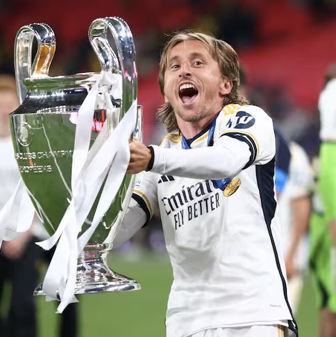 Grada Fans RMCF (@gradafansrmcf) on Twitter photo LUKA LEYENDA y ejemplo del madridismo, gracias por tanto. Un 10 dentro y fuera del campo <a href="/lukamodric10/">Luka Modrić</a> LUKA LEYENDA y ejemplo del madridismo, gracias por tanto. Un 10 dentro y fuera del campo <a href="/lukamodric10/">Luka Modrić</a>