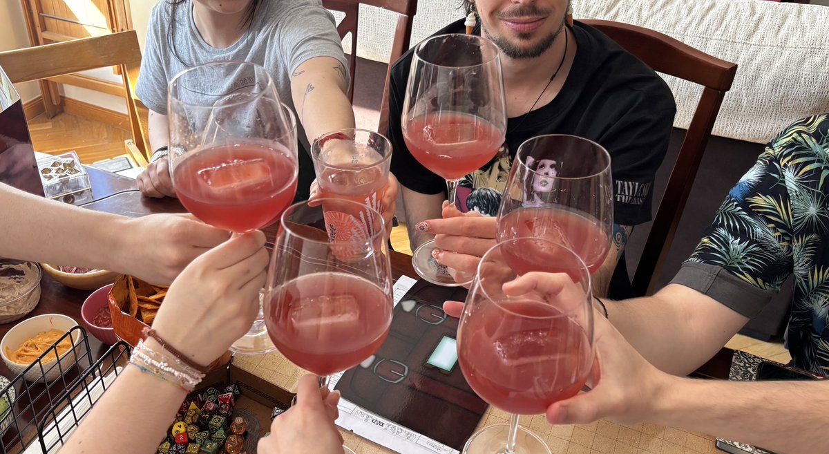 Ayer tocó preparar el “Ponche de fuego de Dragón de Irlymeyer” del libro de recetas de DnD para la partida de ayer, que era especial (subíamos a lvl3)

Resultado: una bebida muy peligrosa en la que no notabas nada el alcohol 🫣
