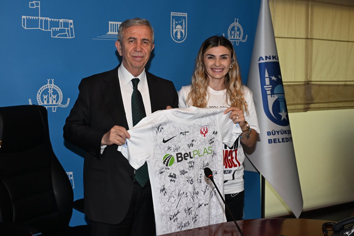abbfomget's tweet photo. Şampiyonluk kupamızla birlikte Ankara Büyükşehir Belediye Başkanımız Sayın Mansur Yavaş’ı makamında ziyaret ettik.

Kadın futboluna verdiği değer, kulübümüze sunduğu koşulsuz destek ve spora kazandırdığı vizyon ile bu büyük başarının en güçlü paydaşlarından biri olan Sayın Başkanımıza en içten teşekkürlerimizi sunuyoruz.

Bu kupa; emeğin, inancın ve Ankara'nın ortak gururudur. 

ABB FOMGET olarak başkentimize ikinci kez şampiyonluk kupasını getirmenin onurunu yaşıyoruz! 🏆 @mansuryavas06 @ankarabbld
