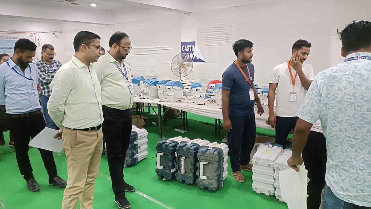 Saran_dm's tweet photo. #EVM #firstlevelcheck #mockpoll #saran #chapra @IPRDBihar @CEOBihar
27 से 30 तक आयोजित किया जाएगा इवीएम का मॉक पोल

छपरा
आगामी बिहार विधान सभा आम चुनाव के निमित्त इवीएम-वीवीपैट के एफएलसी को अंतिम रूप मॉक पोल के साथ दिया जाएगा। उक्त जानकारी जिला निर्वाचन पदाधिकारी सह जिला पदाधिकारी श्री अमन समीर ने शनिवार को सदर प्रखंड के निकट अवस्थित इवीएम वेयरहाउस में जारी एफएलसी कार्य का निरीक्षण करने के दौरान दीं। उन्होंने एफएलएसी में सही पायी गयी मशीनों का विवरण प्राप्त करने के बाद बताया कि लगभग ढाई सौ मशीनों पर मॉक पोल किया जाना है। जिला निर्वाचन पदाधिकारी श्री समीर ने बताया कि मॉक पोल की तैयारियां समानांतर रूप से पूरी कर ली गयीं हैं। सभी राजनीतिक दलों को इसकी सूचना पत्र के माध्यम से देने के साथ ही उनके साथ बैठक कर विस्तार से जानकारी दे दी गयी है। उन्हें रैंडमली मशीनों का चुनाव करने और मॉक पोल के दौरान स्वयं वोट डालने और मिलान व निगरानी करने के लिए इस अवधि में उपस्थित रहने को कहा गया है। वहीं इस कार्य में सहयोग के लिए पर्याप्त संख्या में मास्टर ट्रेनर की प्रतिनियुक्ति भी कर ली गयी है। 

पांच प्रतिशत मशीन पर होगा मॉक पोल
 
मौके पर मौजूद उप निर्वाचन पदाधिकारी श्री जावेद एकबाल ने बताया कि भारत निर्वाचन आयोग के मैनुअल ऑफ इवीएम के प्रावधानों के अनुसर एफएलसी में कुल सही पायी जाने वाली मशीनों के पांच प्रतिशत पर मॉक पोल किया जाना है। जिनमें से एक फीसद पर 12 सौ, दो फीसद पर एक हजार और दो फीसद पर पांच सौ वोट डाल कर मशीनों के क्षमता की जांच की जाएगी। पोल के दौरान बैलेट यूनिट में लगे डमी सिम्बल से वीवीपैट के प्रिंट का सतत मिलान किया जाएगा। पोल पूरा होने पर कंट्रोल यूनिट के रिजल्ट से वीवीपैट की पर्ची का मिलान भी किया जाएगा।

एक प्रतिशत मशीनों की होगी लोड टेस्टिंग

इवीएम सेल के नोडल पदाधिकारी सह डीएमडब्लूओ रवि प्रकाश ने बताया कि मॉक पोल के दौरान एक फीसद यानी लगभग 50 मशीनों की लोड टेस्टिंग भी की जाएगी। इसमें 64 अभ्यर्थी मान कर मशीन की क्षमता जांची जाती है। इसके लिए चार बीयू को सीरीज कर जोड़ा जाता है। उनमें 64 अभ्यर्थियों वाले डमी सिम्बल के बैलेट पेपर लगाने के साथ ही वीवीपैट में भी 64 डमी सिम्बल अपलोड किया जाता है। तत्पश्चात वोट डाल कर लोड चेक किया जाएगा। उन्होंने बताया कि सारण में एफएलसी कार्य पूरी पारदर्शिता और सतर्कता के साथ की गयी है। भारत निर्वाचन आयोग के प्रेक्षणों ने भी सारण के व्यवस्था और कार्य पर संतुष्टि जाहिर करते हुए सराहना की है। राज्य के अन्य जिले भी सारण को उदाहरण के तौर पर देख रहे हैं।