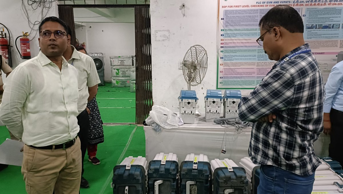 Saran_dm's tweet photo. #EVM #firstlevelcheck #mockpoll #saran #chapra @IPRDBihar @CEOBihar
27 से 30 तक आयोजित किया जाएगा इवीएम का मॉक पोल

छपरा
आगामी बिहार विधान सभा आम चुनाव के निमित्त इवीएम-वीवीपैट के एफएलसी को अंतिम रूप मॉक पोल के साथ दिया जाएगा। उक्त जानकारी जिला निर्वाचन पदाधिकारी सह जिला पदाधिकारी श्री अमन समीर ने शनिवार को सदर प्रखंड के निकट अवस्थित इवीएम वेयरहाउस में जारी एफएलसी कार्य का निरीक्षण करने के दौरान दीं। उन्होंने एफएलएसी में सही पायी गयी मशीनों का विवरण प्राप्त करने के बाद बताया कि लगभग ढाई सौ मशीनों पर मॉक पोल किया जाना है। जिला निर्वाचन पदाधिकारी श्री समीर ने बताया कि मॉक पोल की तैयारियां समानांतर रूप से पूरी कर ली गयीं हैं। सभी राजनीतिक दलों को इसकी सूचना पत्र के माध्यम से देने के साथ ही उनके साथ बैठक कर विस्तार से जानकारी दे दी गयी है। उन्हें रैंडमली मशीनों का चुनाव करने और मॉक पोल के दौरान स्वयं वोट डालने और मिलान व निगरानी करने के लिए इस अवधि में उपस्थित रहने को कहा गया है। वहीं इस कार्य में सहयोग के लिए पर्याप्त संख्या में मास्टर ट्रेनर की प्रतिनियुक्ति भी कर ली गयी है। 

पांच प्रतिशत मशीन पर होगा मॉक पोल
 
मौके पर मौजूद उप निर्वाचन पदाधिकारी श्री जावेद एकबाल ने बताया कि भारत निर्वाचन आयोग के मैनुअल ऑफ इवीएम के प्रावधानों के अनुसर एफएलसी में कुल सही पायी जाने वाली मशीनों के पांच प्रतिशत पर मॉक पोल किया जाना है। जिनमें से एक फीसद पर 12 सौ, दो फीसद पर एक हजार और दो फीसद पर पांच सौ वोट डाल कर मशीनों के क्षमता की जांच की जाएगी। पोल के दौरान बैलेट यूनिट में लगे डमी सिम्बल से वीवीपैट के प्रिंट का सतत मिलान किया जाएगा। पोल पूरा होने पर कंट्रोल यूनिट के रिजल्ट से वीवीपैट की पर्ची का मिलान भी किया जाएगा।

एक प्रतिशत मशीनों की होगी लोड टेस्टिंग

इवीएम सेल के नोडल पदाधिकारी सह डीएमडब्लूओ रवि प्रकाश ने बताया कि मॉक पोल के दौरान एक फीसद यानी लगभग 50 मशीनों की लोड टेस्टिंग भी की जाएगी। इसमें 64 अभ्यर्थी मान कर मशीन की क्षमता जांची जाती है। इसके लिए चार बीयू को सीरीज कर जोड़ा जाता है। उनमें 64 अभ्यर्थियों वाले डमी सिम्बल के बैलेट पेपर लगाने के साथ ही वीवीपैट में भी 64 डमी सिम्बल अपलोड किया जाता है। तत्पश्चात वोट डाल कर लोड चेक किया जाएगा। उन्होंने बताया कि सारण में एफएलसी कार्य पूरी पारदर्शिता और सतर्कता के साथ की गयी है। भारत निर्वाचन आयोग के प्रेक्षणों ने भी सारण के व्यवस्था और कार्य पर संतुष्टि जाहिर करते हुए सराहना की है। राज्य के अन्य जिले भी सारण को उदाहरण के तौर पर देख रहे हैं।