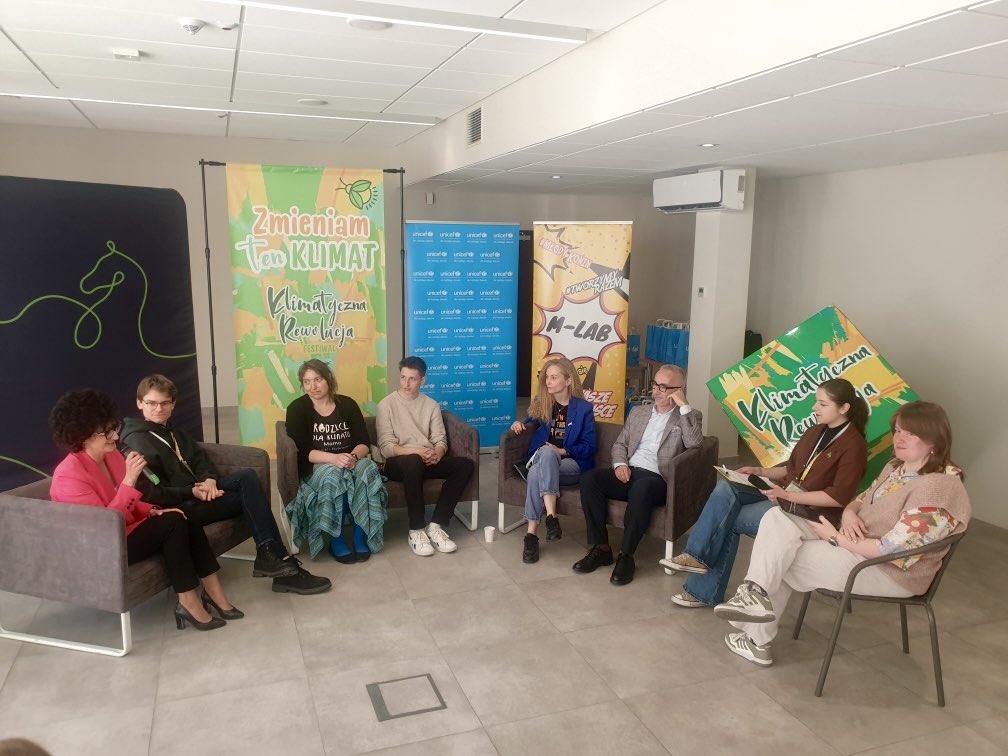 Renata Bem (@renata_bem_ed) on Twitter photo Kryzys klimatyczny narusza podstawowe prawa dziecka – do zdrowia, edukacji, bezpieczeństwa i życia. W <a href="/UNICEF_Poland/">UNICEF Poland</a> podkreślamy: polityka klimatyczna musi uwzględniać potrzeby i głos najmłodszych.
Na Festiwalu Klimatyczna Rewolucja, zorganizowanym przez młodzież przy współpracy Kryzys klimatyczny narusza podstawowe prawa dziecka – do zdrowia, edukacji, bezpieczeństwa i życia. W <a href="/UNICEF_Poland/">UNICEF Poland</a> podkreślamy: polityka klimatyczna musi uwzględniać potrzeby i głos najmłodszych.
Na Festiwalu Klimatyczna Rewolucja, zorganizowanym przez młodzież przy współpracy