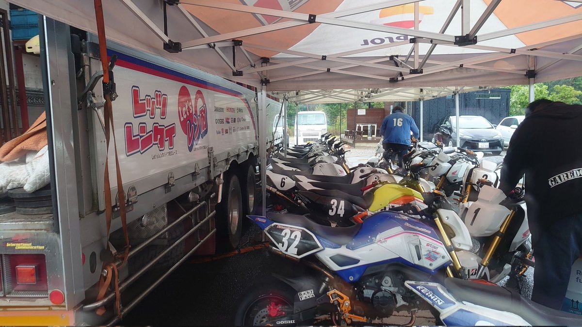 takumagp's tweet image. 明日の生駒レン耐に向けて、雨の中準備してきました🏁
明日はギリギリ雨が降らない予報で、気温も暑くならず、良いバイク日和かも⁉️🏍️
今年は『中部シリーズ(明智・生駒・近スポ・タカス)』がスタートしていますし、見学も大歓迎です✌

#HONDA
#RSタイチ
#スポーツランド生駒 
#レン耐中部シリーズ