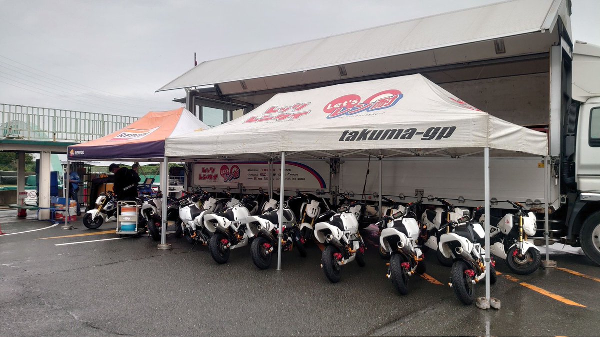 takumagp's tweet image. 明日の生駒レン耐に向けて、雨の中準備してきました🏁
明日はギリギリ雨が降らない予報で、気温も暑くならず、良いバイク日和かも⁉️🏍️
今年は『中部シリーズ(明智・生駒・近スポ・タカス)』がスタートしていますし、見学も大歓迎です✌

#HONDA
#RSタイチ
#スポーツランド生駒 
#レン耐中部シリーズ