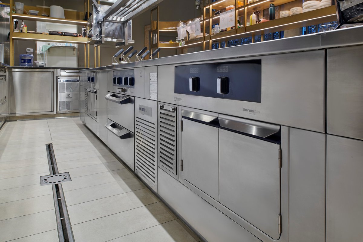 Una #LINEA precisa, netta e inconfondibile.
L'acciaio è la materia, la tecnologia è l’anima, insieme danno vita a una cucina dove design e performance si fondono in un’unica soluzione su misura✨
Vai su 👉 bit.ly/thermalineElec…
Palazzo Franchetti, Progetto #Frigotecnica