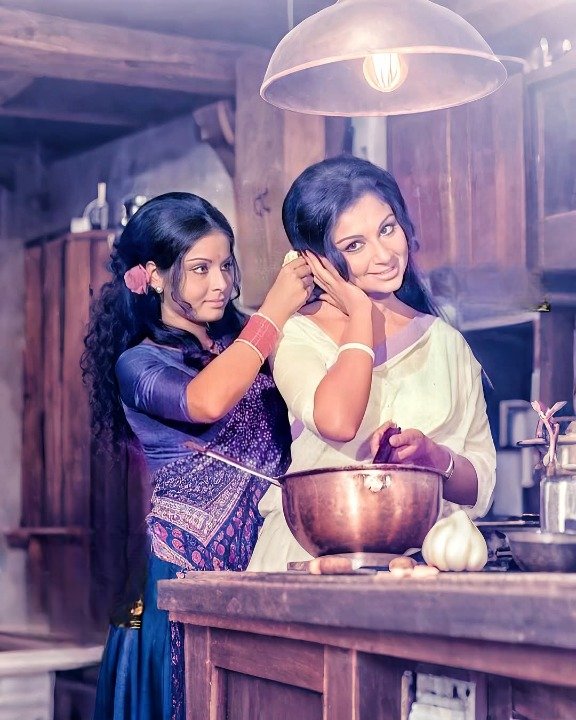 SHEKARSUSHEEL's tweet photo. #unseenpics
 Sharmila &amp; Rakhee. Both proud daughters of Bengal. Sharmila with her trademark grace gave us unforgettable performances like Aradhana, Anupama, Amar Prem. Rakhee known for her expressive eyes and powerful screen presence had Sharmilee, Tapasya, kabhie Kabhie https://t.co/lrFKxH9sjB