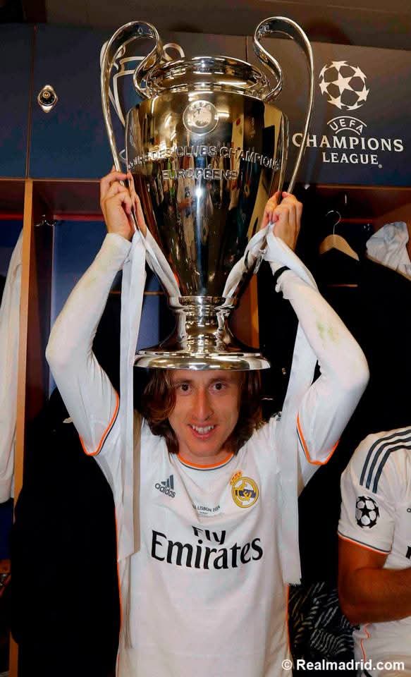 Como si incluso el destino quisiera honrar vuestro brillante legado, es precisamente hoy que nos despedimos. Igual que hace 11 años, con el corazón a punto de explotar, los ojos vidriosos y el aliento contenido. GRACIAS por estos años maravillosos. <a href="/lukamodric10/">Luka Modrić</a> <a href="/MrAncelotti/">Carlo Ancelotti</a> 🤍