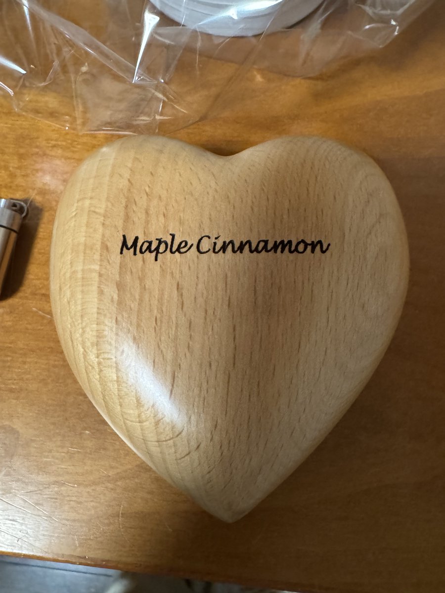 メイプルの49日で納骨&amp;分骨してきました。
木製の分骨ケースです。