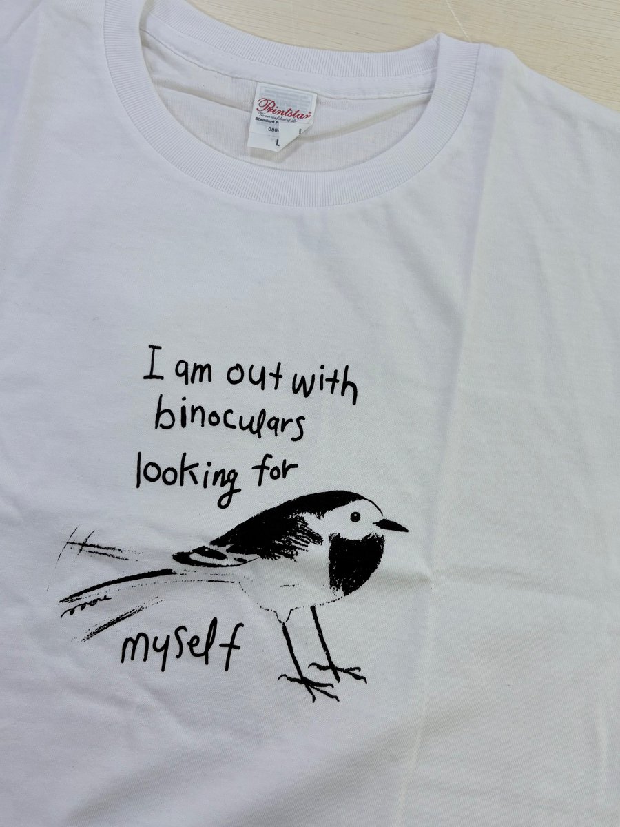 ✍️에밀리 디킨슨의 문장에서 영감을 받아 핸드드로잉과 실크스크린으로 만든 티셔츠. 쌍안경을 들고 나서는 여정에서 새만 발견하는 것은 아니었으므로, 서울국제도서전 B홀 솜프레스 <a href="/som_press/">솜프레스🕊️B1홀 S16✨서울국재도서전</a> 부스에서 생활탐조일기 <새소식>과 함께 소개하겠습니다.