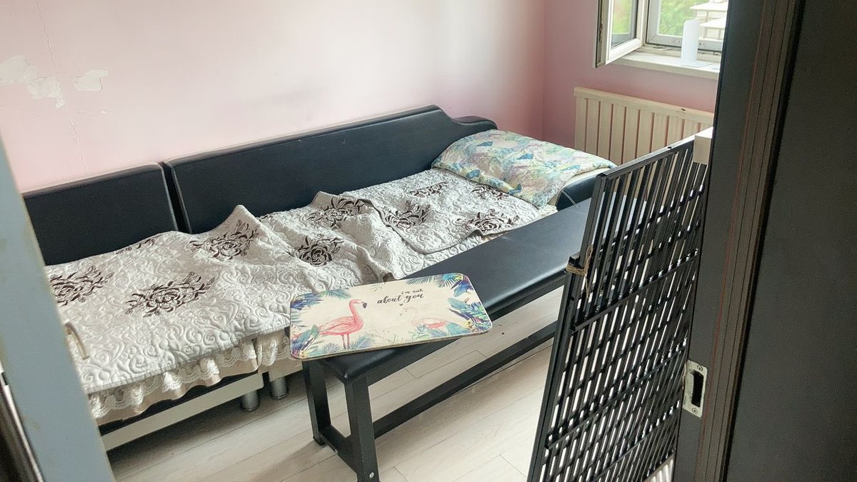 感觉这个房间很适合当做小黑屋或者惩罚前放置反省的地方 说起来我开个沈阳第一家滴滴打人业务会不会有人来呢！

#实践 #沈阳 #实践 #sp #spanking #女贝 #调教 #管教 #惩罚 #虐阴 #露出 #羞耻PLAY #姜罚 #耳光