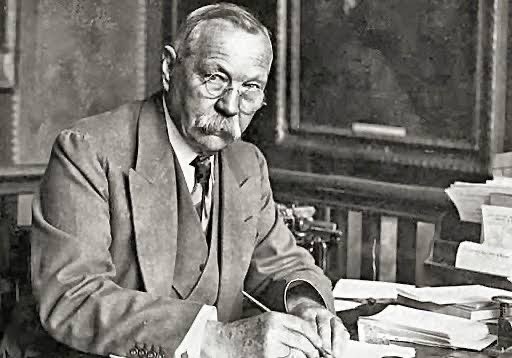 Bu, Arthur Conan Doyle.
Sherlock Holmes’ün yazarı.

Herkes, kullanılan casusluk tekniklerinin kurgusal olduğunu düşünüyordu…

Oysa on yıllar boyunca CIA, MI6 ve casuslar bunları inceledi.

İşte dünyanın en büyük dedektifinin hikâyesi ++