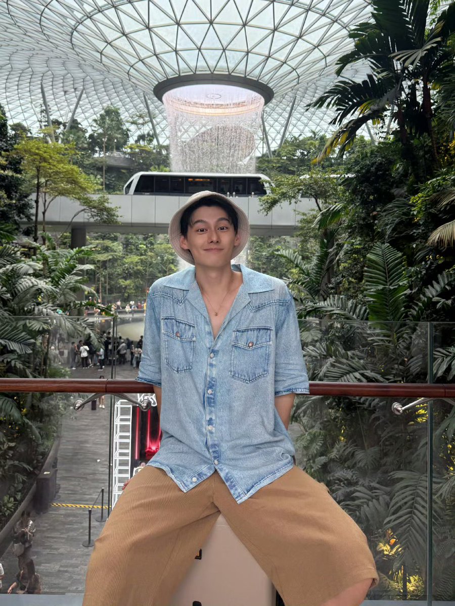 #WangZhuocheng shares new snaps in Singapore

More - weibo.com/1941025111/516…