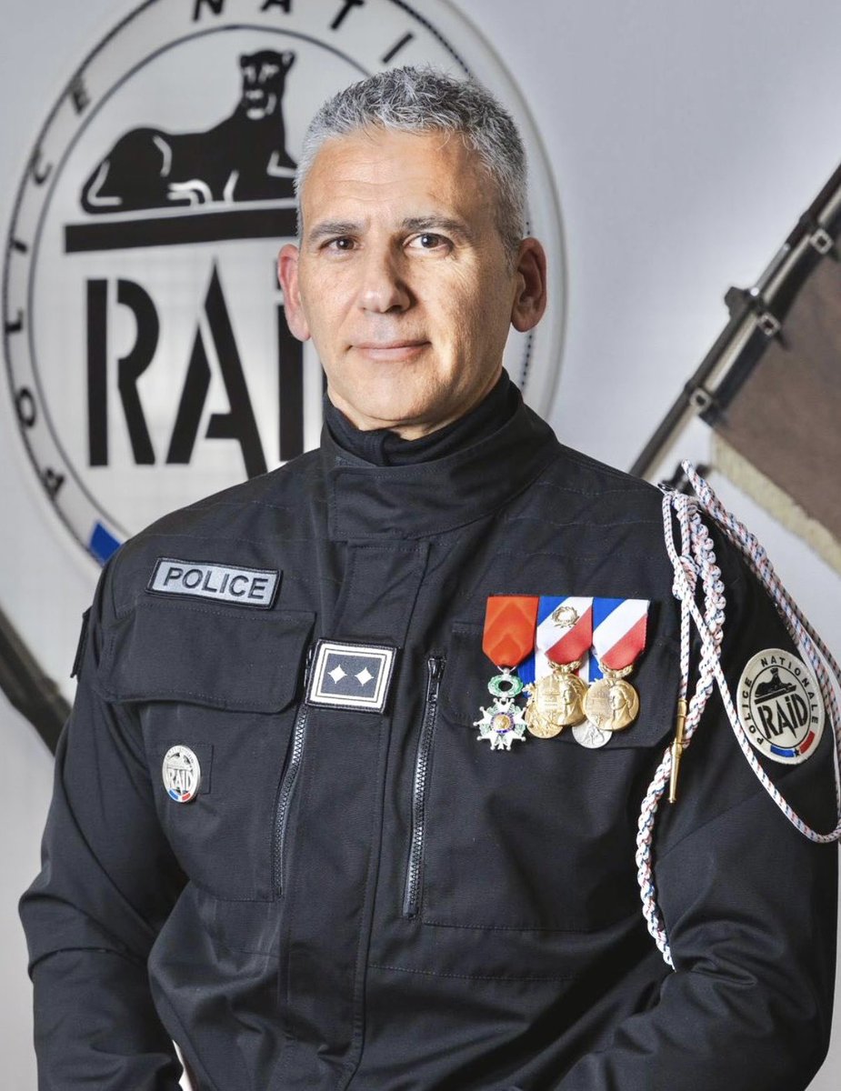 Fs_francaises_'s tweet image. Je voudrais vous parler de Guillaume Cardy.

Lors de l'attaque du Bataclan, il avait neutralisé l'un des assaillants djihadistes.

Longtemps, les Français se sont demandé qui était le héros des héros du 13 novembre. On connaît désormais son nom.